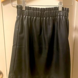 BNWT, leather skirt with elastic waist. Super chic + classic piece for anyone!🖤